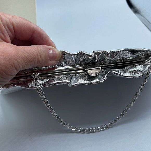Vintage silver faux leather ruffled top clutch - Picture 5 of 9